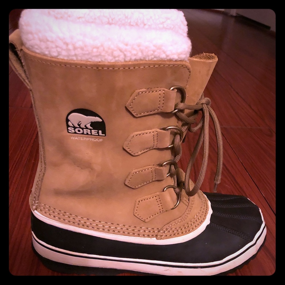 Sorel Caribou boot size 8, black and tan